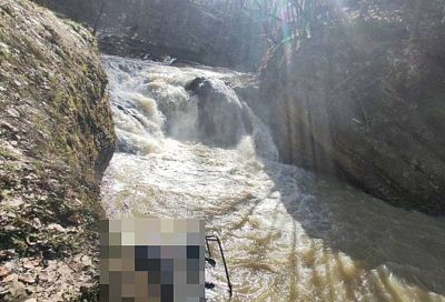 При падении с обрыва в реку внедорожника в Адыгее погибли 17-летняя девушка и 38-летний мужчина