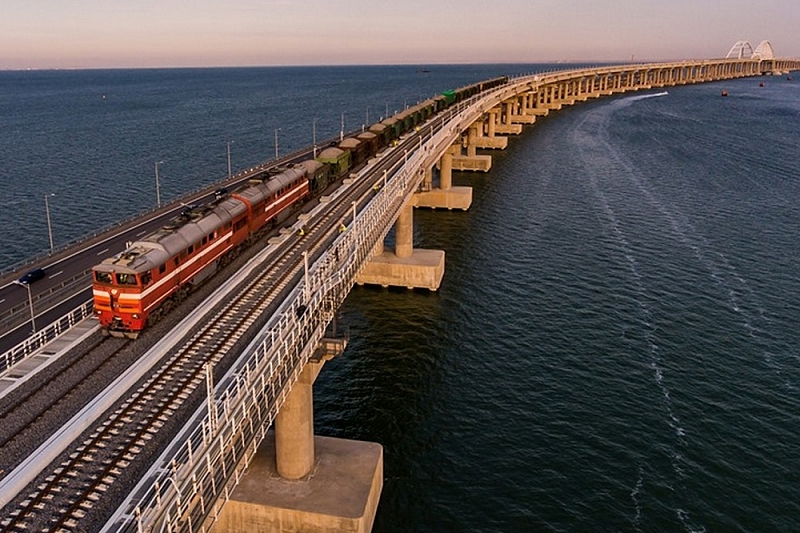 Грузовые поезда по Крымскому мосту поедут с 1 июля