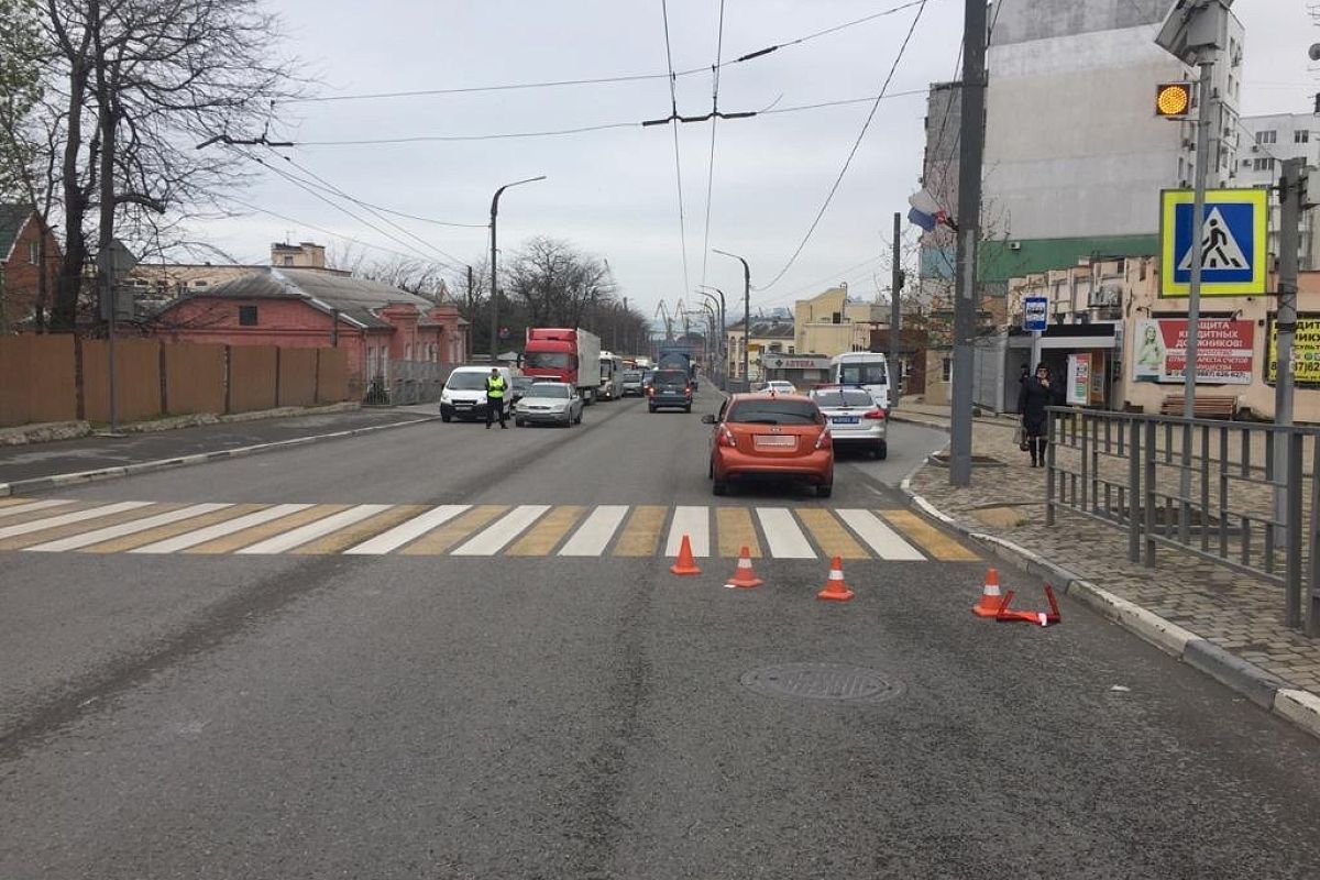 В Новороссийске водитель на иномарке сбил школьника на пешеходном переходе