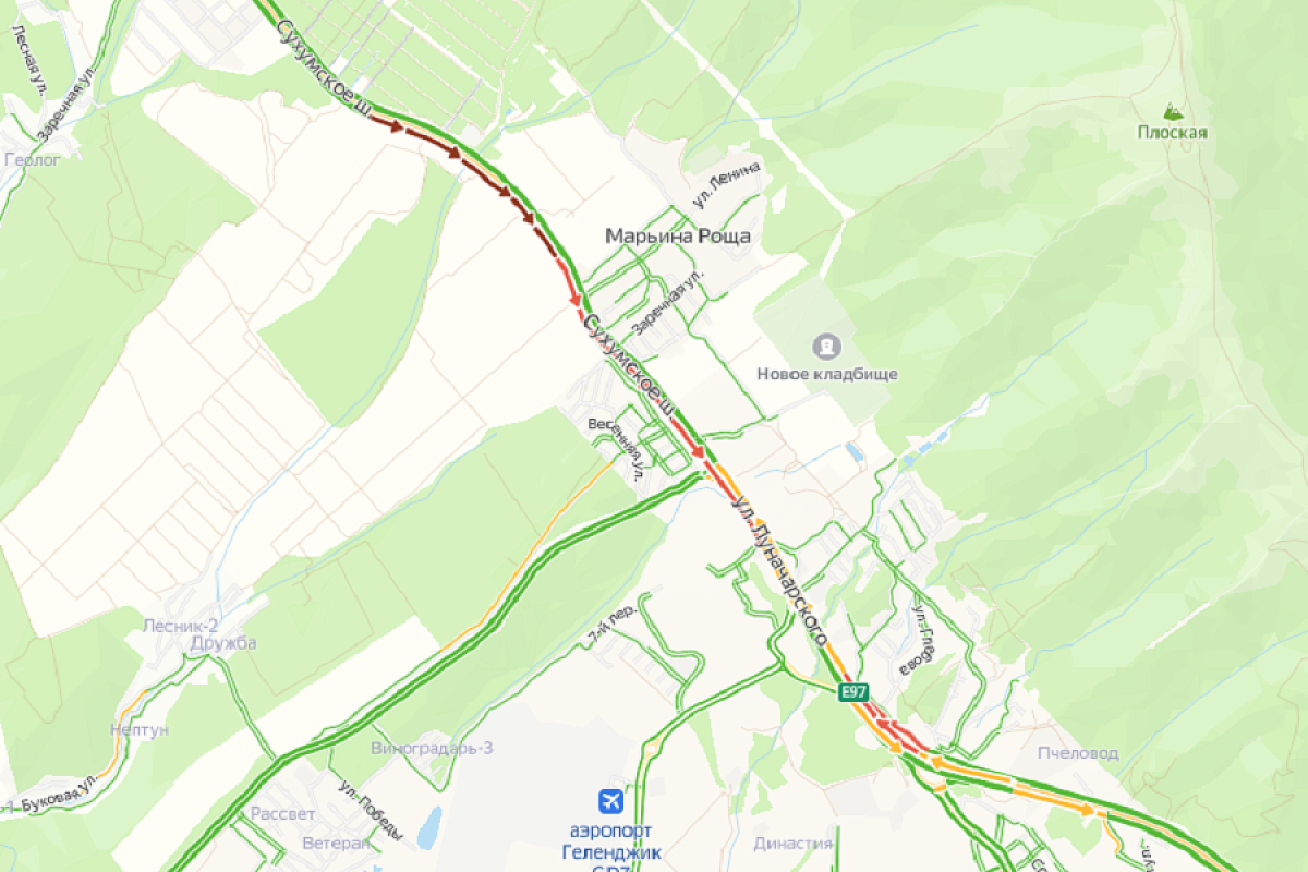 Не проехать: масштабный затор образовался на трассе перед Геленджиком