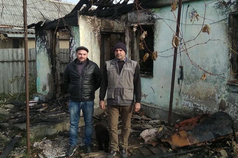 Двое мужчин спасли пожилого соседа из горящего дома