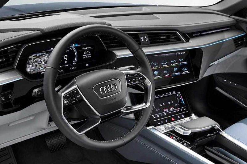 ВТБ Лизинг передал клиенту первый флагманский электромобиль Audi 