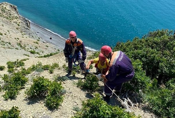 Спасатели помогли застрявшим на крутом склоне в Утрише туристам