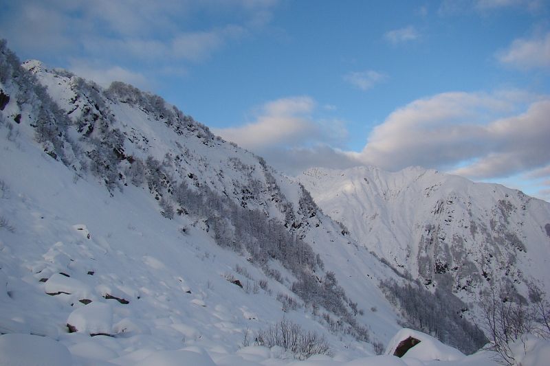 В горах Сочи спасатели эвакуировали двух замерзших туристов