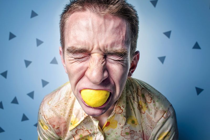 Не кисло помогает: доктор объяснил, как принимать лимон при простуде 