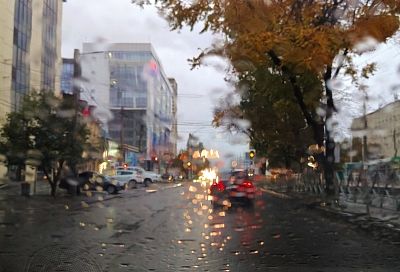 Три основные ошибки водителей, которые повышают риск аварии на мокрой дороге