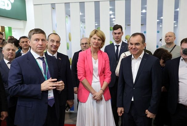 Министр сельского хозяйства РФ и губернатор Краснодарского края осмотрели выставку «ЮГАГРО-2025»