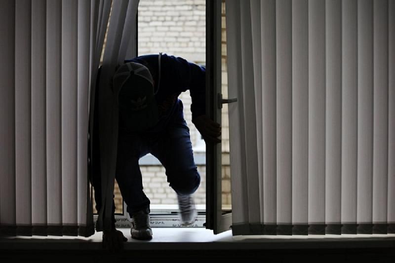 В Краснодаре грабитель залез к жертве в гостиничный номер по пожарной лестнице