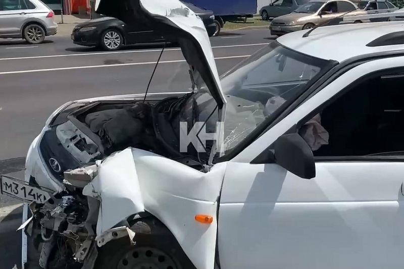Четыре человека пострадали в ДТП с участием маршрутного автобуса и легковушки в Краснодаре