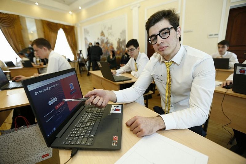 Школьники Краснодара изучили работу беспилотных автомобилей на «Уроке цифры»