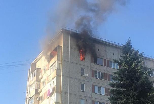 В Комсомольском микрорайоне Краснодара тушат пожар в многоэтажке
