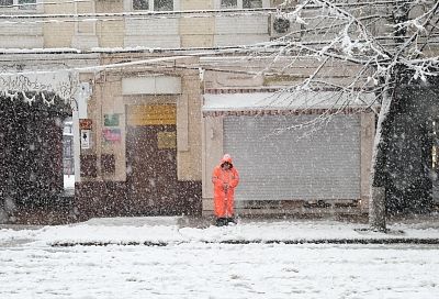 В Краснодаре дороги и тротуары очищают от снега и обрабатывают от гололеда