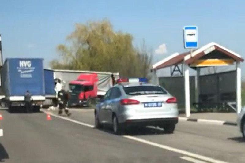 Под Краснодаром при столкновении двух грузовых фур пострадал водитель одной из них