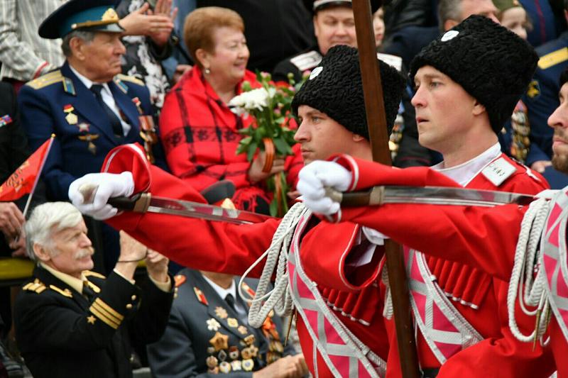 В праздничном параде участвовало более 2,5 тысяч военнослужащих, представителей ветеранских организаций, Кубанского казачьего войска.