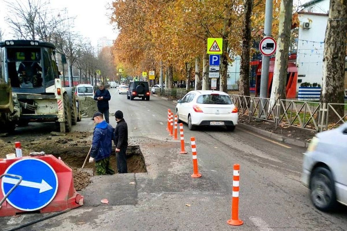 Движение транспорта ограничили по одной полосе дороги на участке ул. Ставропольской в Краснодаре