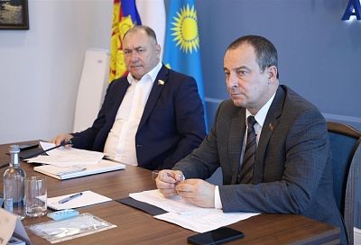 Председатель ЗСК Юрий Бурлачко и депутат Госдумы Иван Демченко провели совместный прием граждан в Анапе
