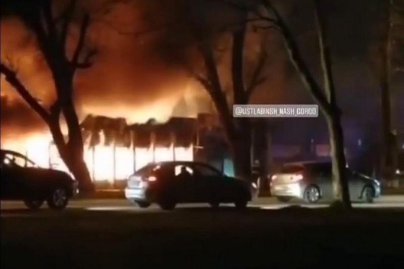 В Усть-Лабинске произошел крупный пожар в здании около железнодорожного вокзала