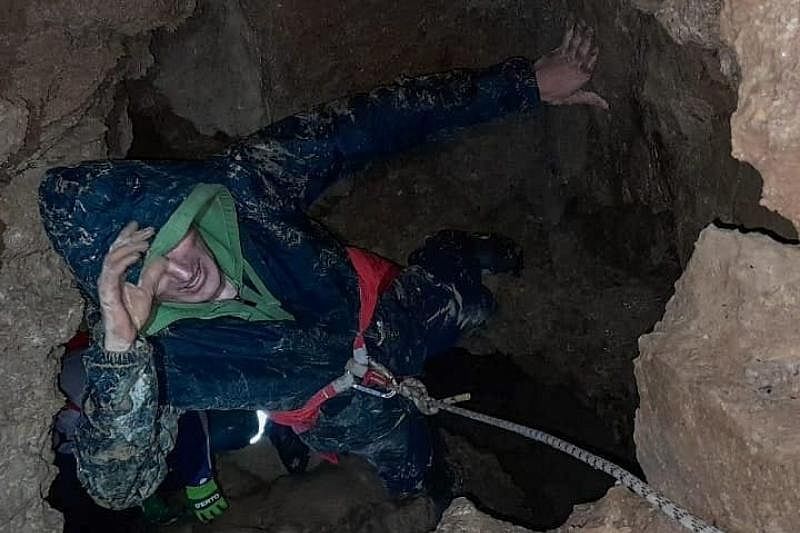 Спасатели отыскали заблудившегося в пещере мужчину