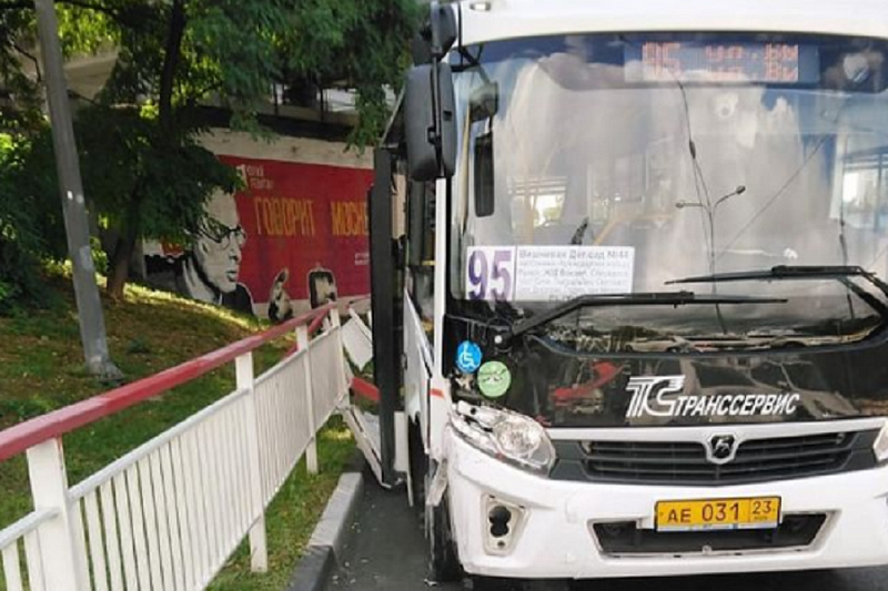 Автобус с пассажирами попал в ДТП в Сочи