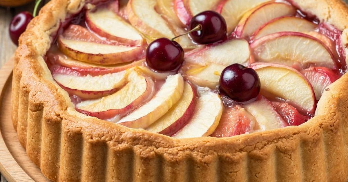 Выливаю тесто с яблоками в сковороду и накрываю крышкой. Через 20 минут вкусная шарлотка готова