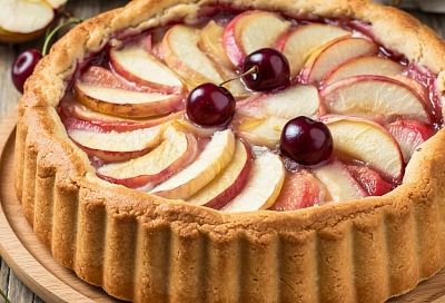 Выливаю тесто с яблоками в сковороду и накрываю крышкой. Через 20 минут вкусная шарлотка готова