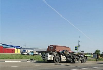 Снесло кабину в ДТП: под Краснодаром КамАЗ на полном ходу протаранил припаркованный грузовой Volvo