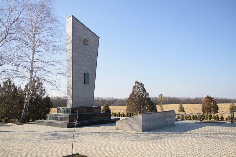 Памятник на месте братской могилы красноармейцев первой роты 1-го батальона 517-го полка 317-й стрелковой дивизии на границе Новопокровского и Тихорецкого районов.