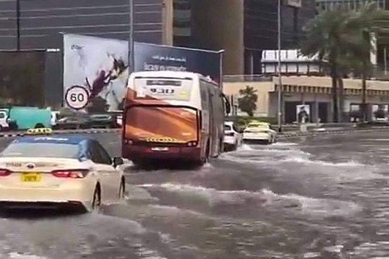 Один человек погиб из-за последствий проливных дождей в ОАЭ