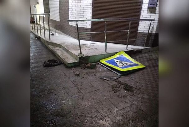 На Кубани пьяная девушка на «Ладе Приоре» врезалась в магазин и сбежала с места ДТП