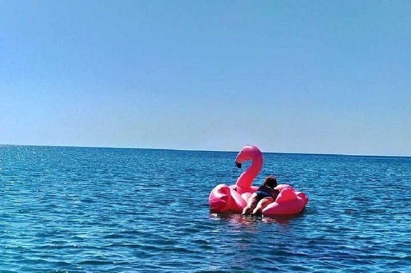 В Анапе туристку на розовом фламинго унесло в море