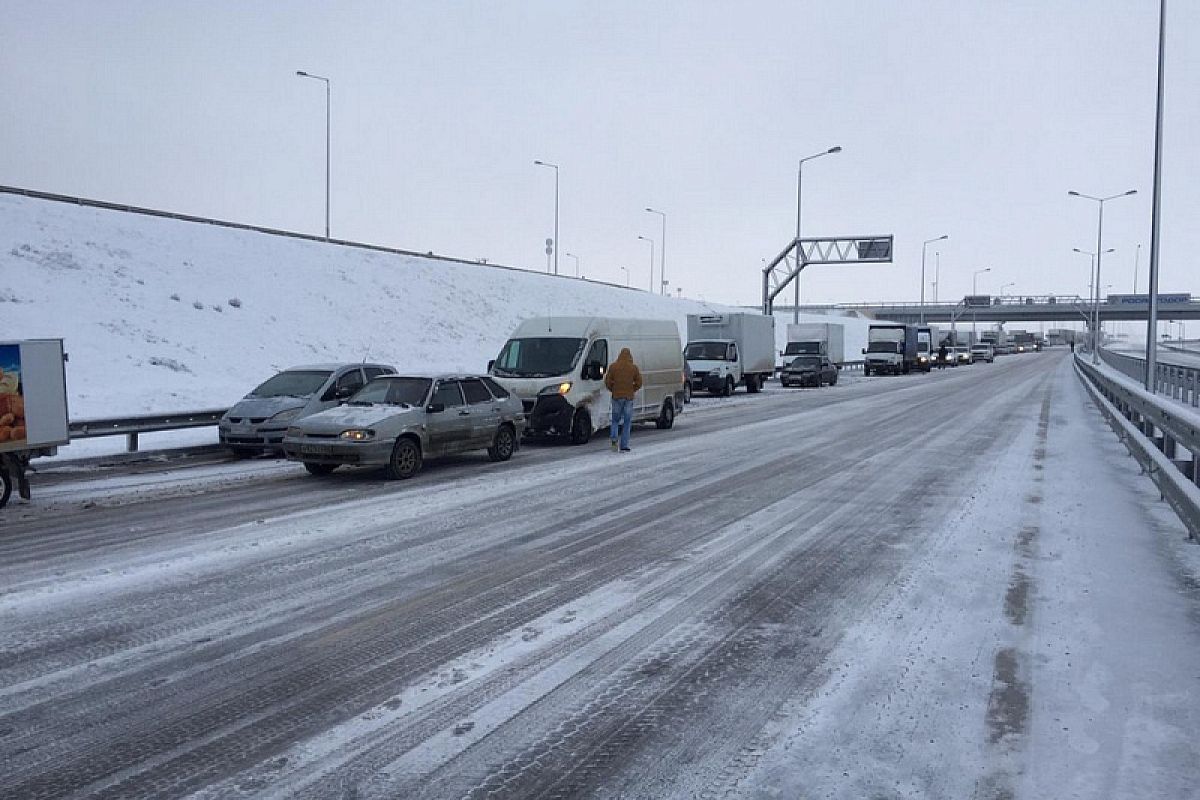 На Крымском мосту из-за снегопада образовалась огромная пробка