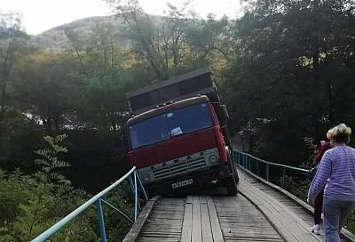 Водитель КамАЗа, повредивший автомобильный мост в Краснодарском крае, восстановит его за свой счет