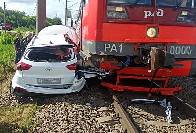 Поезд протаранил иномарку на железнодорожном переезде в Успенском районе