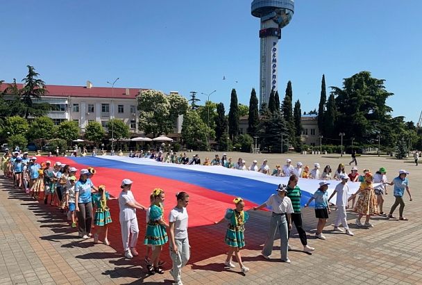 В Туапсе в честь Дня России развернут огромный флаг