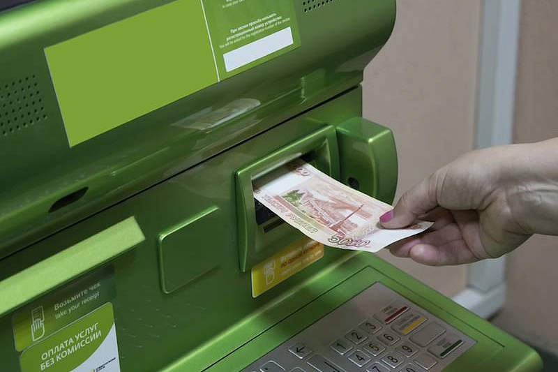 Сбербанк ввел функцию возврата забытых в банкоматах денег