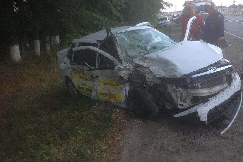 Жесткая авария с участием автомобиля такси произошла в Краснодарском крае