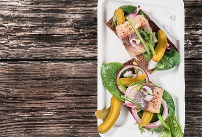 Аромат посоленной по этому рецепту селедки почувствуют даже соседи: рецепт, после которого вы никогда не будете покупать соленую селедку в магазинах