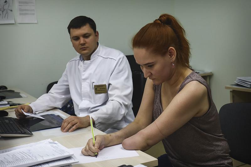 Вторая жизнь: в Краснодаре врачи спасли единственную руку 22-летней девушке