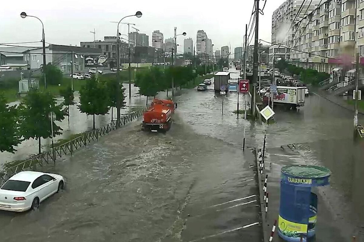 В Краснодаре продолжаются работы по откачке воды из подтопленных территорий