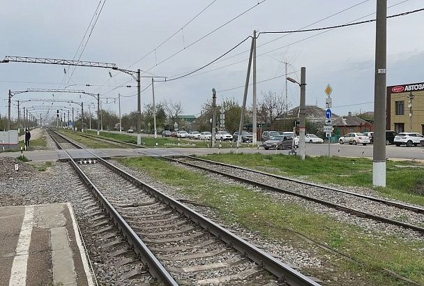Момент ДТП с поездом и велосипедисткой под Краснодаром попал на видео