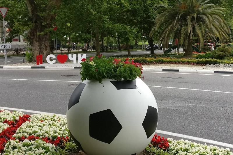 Одной из фишек города стали клумбы в виде футбольных мячей – всего их по городу 44.