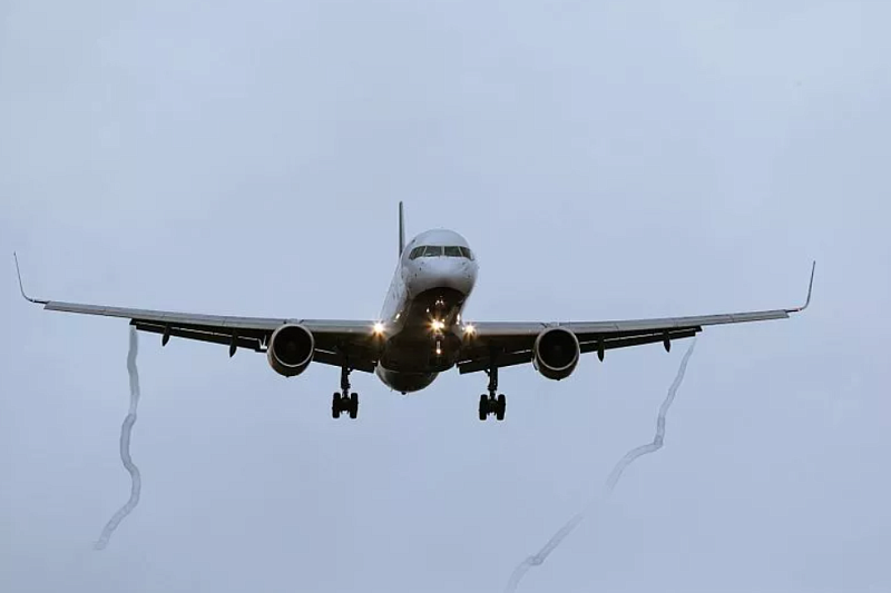 Сильный ветер: 14 самолетов ушли на запасные аэродромы из-за непогоды в Сочи