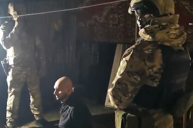 Появилось видео задержания мужчины, взявшего в заложники свою мать в Сочи