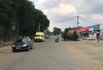 Скутерист без прав устроил ДТП с легковушкой в Белореченском районе. Он госпитализирован
