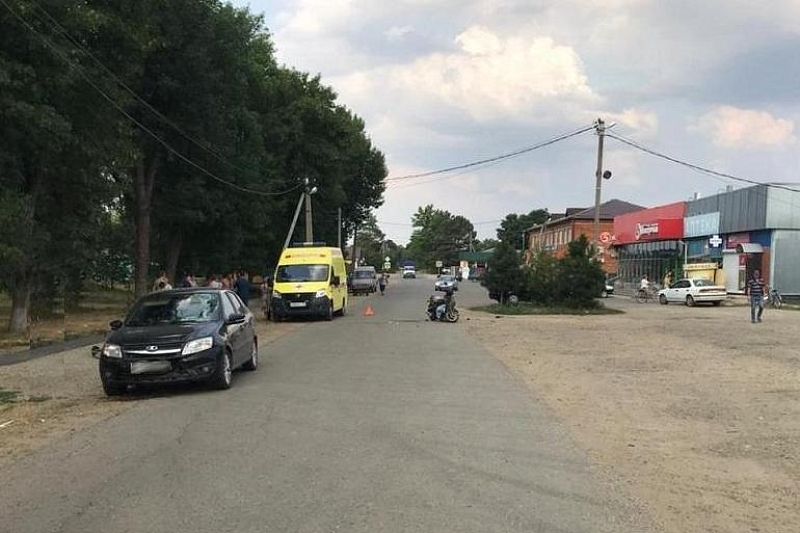 Скутерист без прав устроил ДТП с легковушкой в Белореченском районе. Он госпитализирован