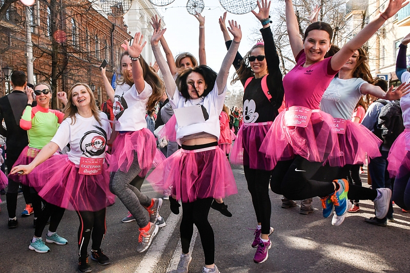 В забеге в честь 8 Марта в Краснодаре приняли участи 600 девушек