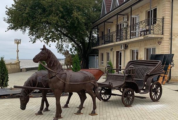 Новая скульптура. Упряжка с лошадьми появилась на набережной Приморско-Ахтарска