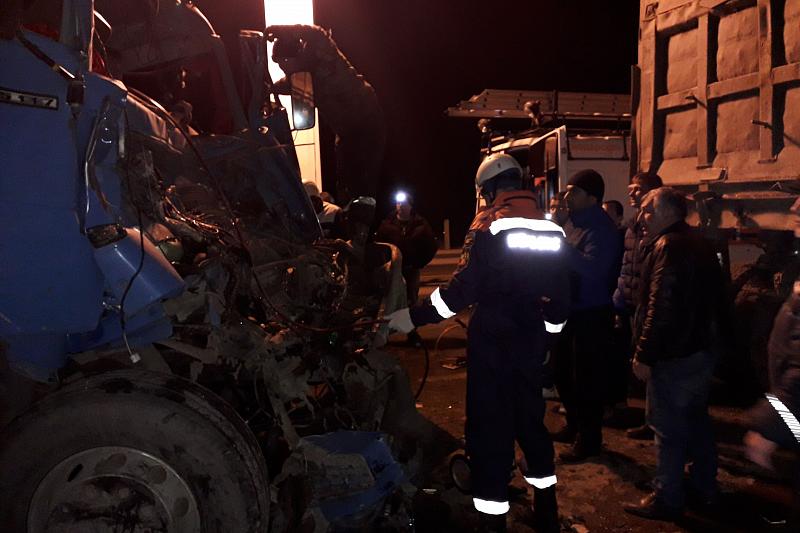 В Краснодарском крае спасатели достали водителя из кабины искореженного грузовика