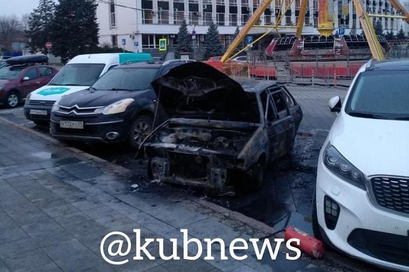 На Театральной площади в Краснодаре сгорел автомобиль