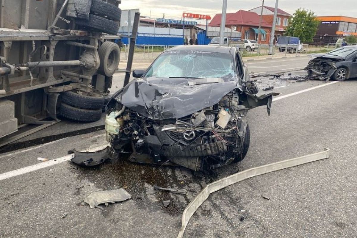 В Адыгее произошло массовое ДТП с участием трех автомобилей. Есть пострадавший